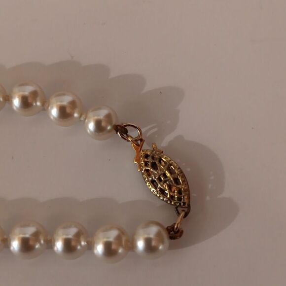 Bundle of High Quality Faux Pearls and Earrings - Picture 6 of 11